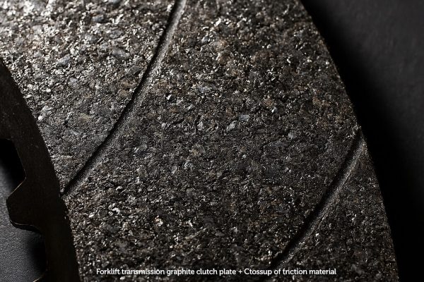 نمای ماکرو از بافت و ذرات گرافیت روی صفحه گیربکس.