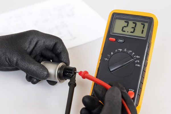 تکنسین در حال تست مقاومت الکتریکی سلونویید گیربکس لیفتراک با مولتیمتر